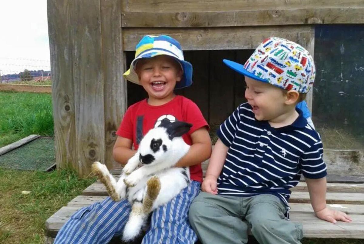 Kinder mit Hasen