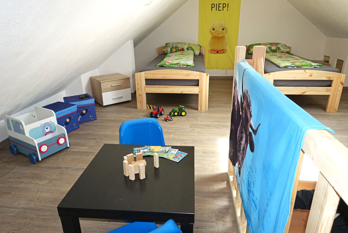 Kinderzimmer mit zwei Einzelbetten