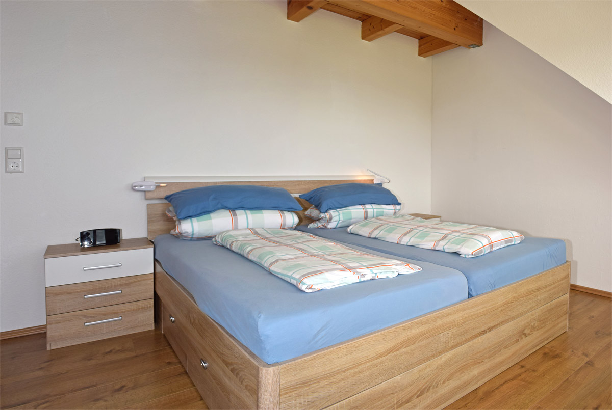 Helles Schlafzimmer mit hoher Decke