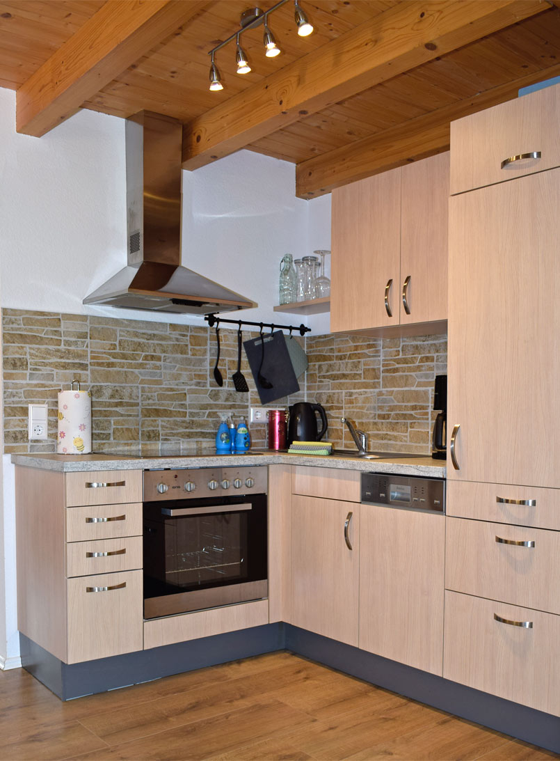 Küche mit Backofen und Ceranfeld