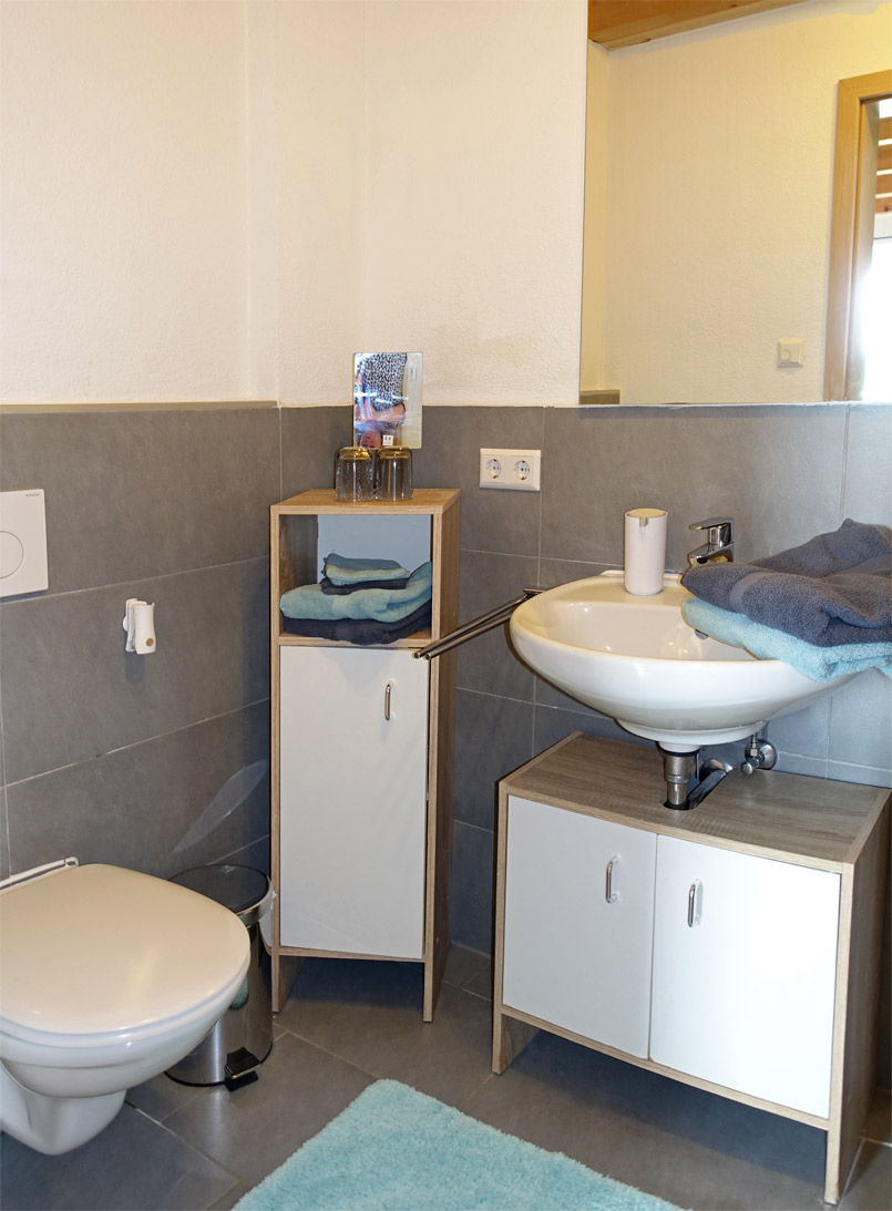 Badezimmer mit Schränkchen