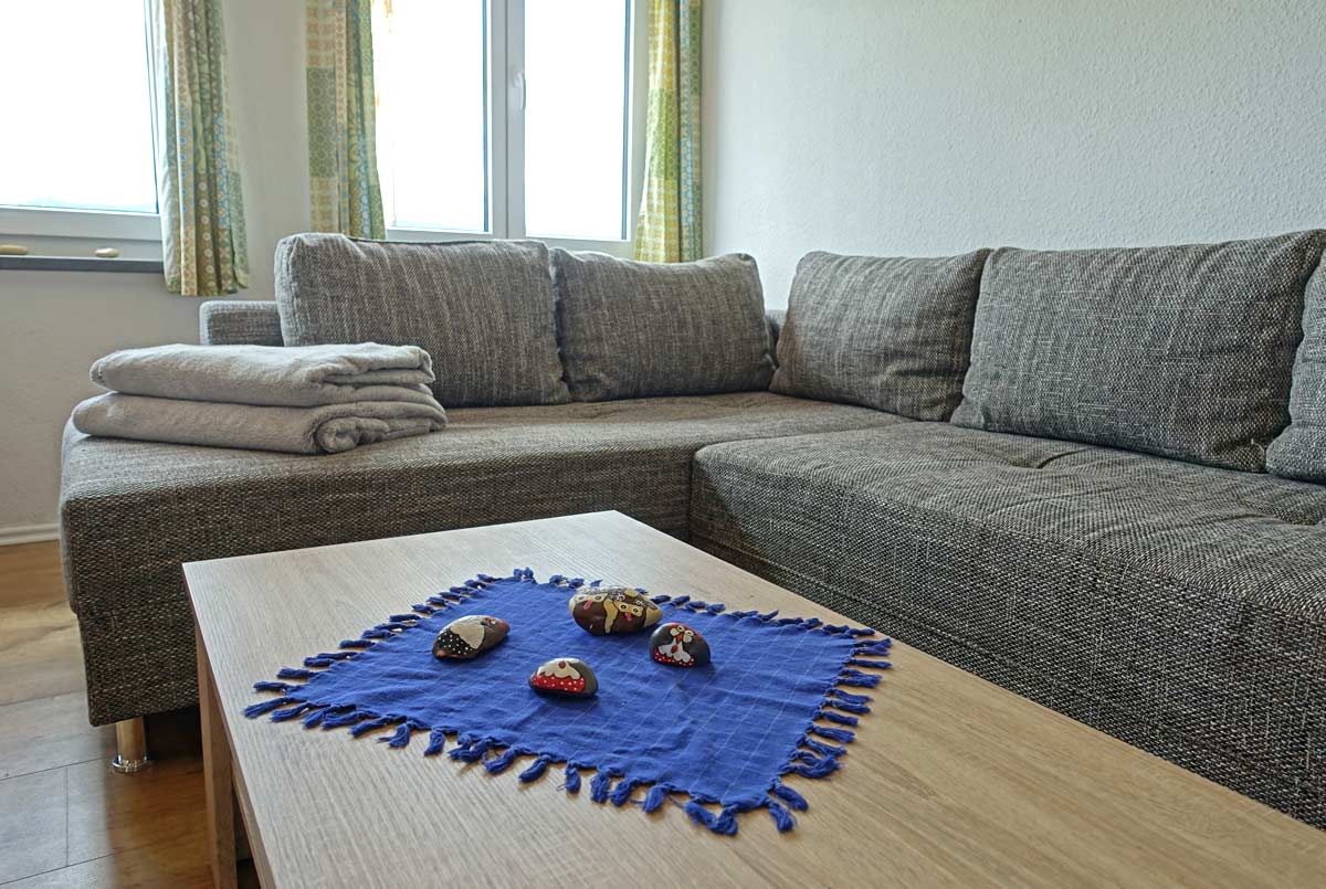 Weiches Sofa mit Kuscheldecke