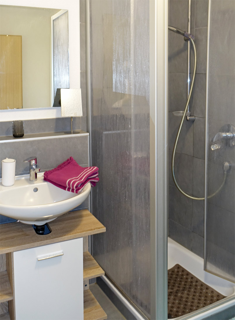 Modernes Badezimmer mit Dusche und WC