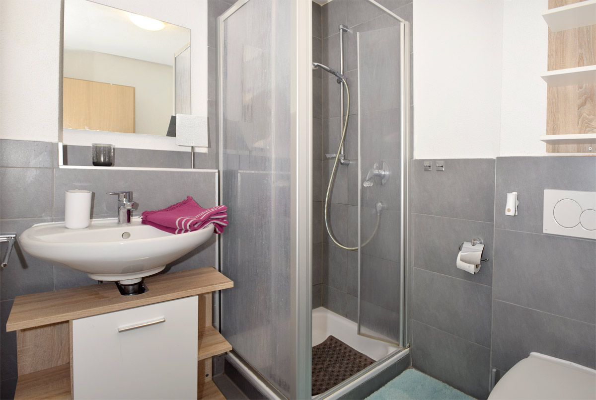 Badezimmer mit Dusche