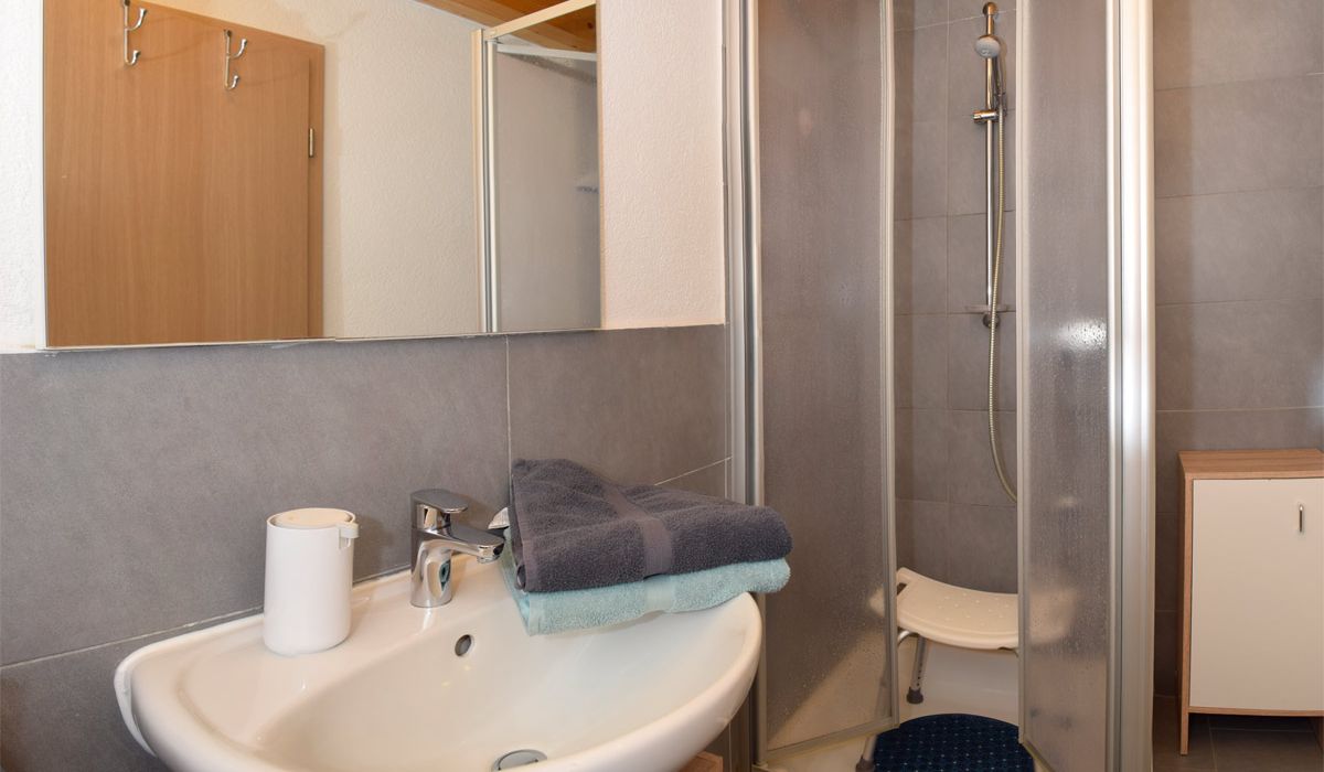Modernes Bad mit Dusche