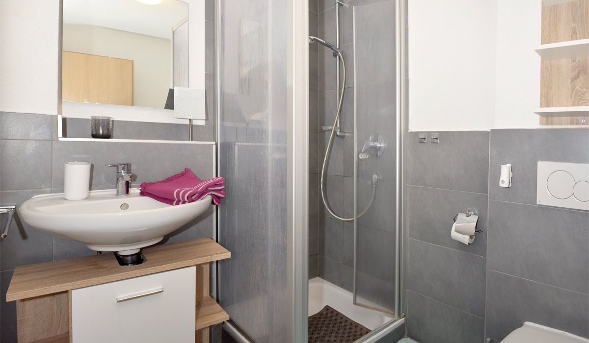 Modernes Bad mit Dusche