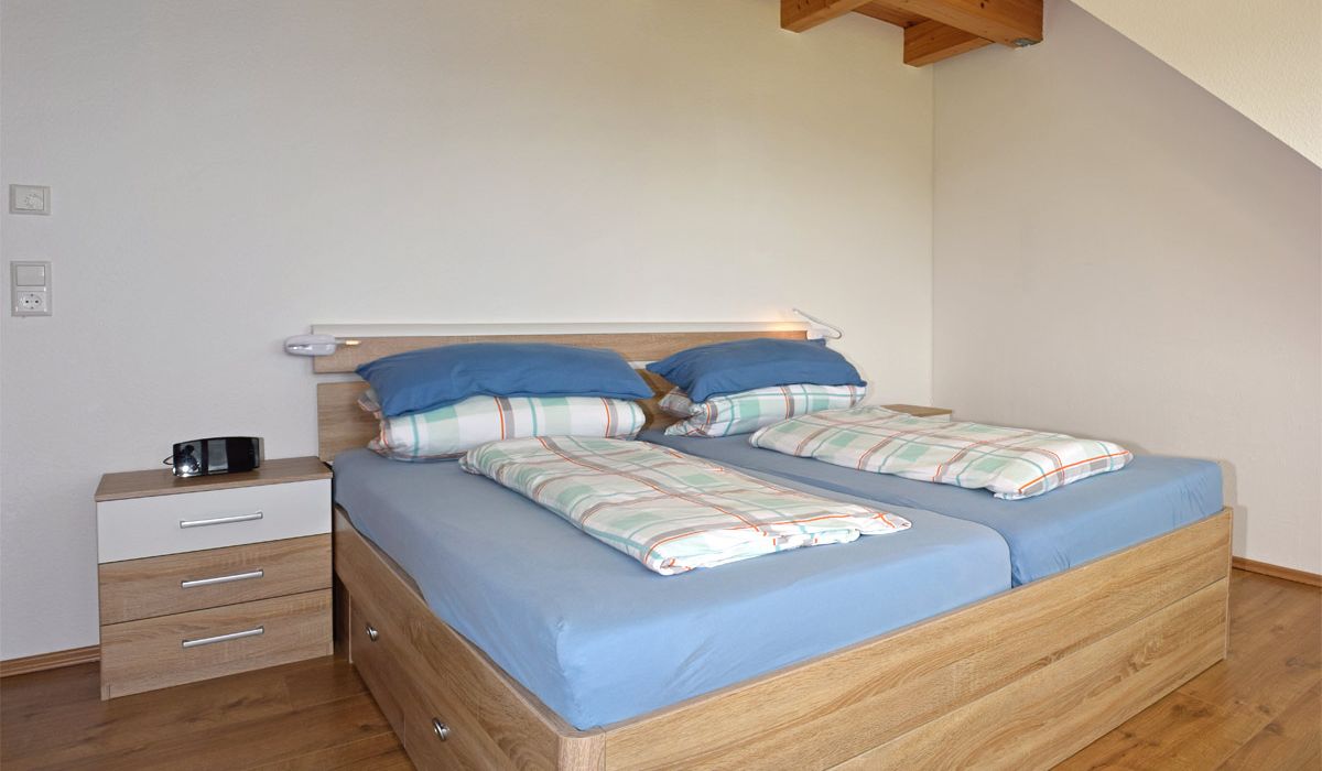 Schlafzimmer mit Doppelbett